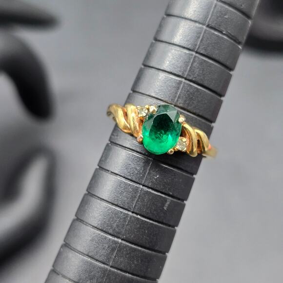 DAC Green Glass Rhinestone Ring Gold Tone Size 7 Costume Jewelry - Picture 3 of 10